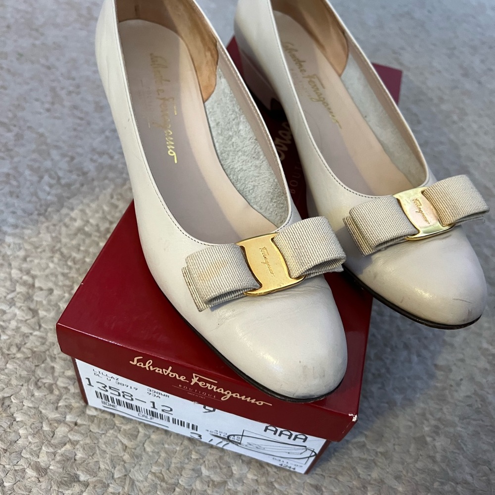 Salvatore Ferragamo Lillaz Bow Shoes with short block heel in Bone White